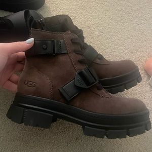 UGG size 7 women’s Ashton lace up boot
